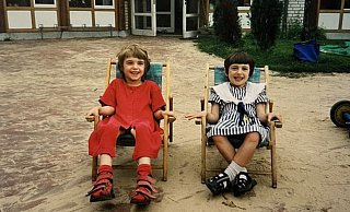 Pia und Kim Nolte lachen. Im Alter von drei Jahren waren sie für kurze Zeit im Kinderheim Wintersheide. - Privat Pia und Kim Nolte lachen. Im Alter von drei Jahren waren sie für kurze Zeit im Kinderheim Wintersheide. - Privat