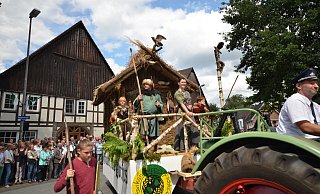 Der Ovo-Wagen rollt beim historischen Umzug während des Heimatfestes 2015 am Publikum vorbei. - Heimat- und Schützenverein Ovenhausen/Archiv Der Ovo-Wagen rollt beim historischen Umzug während des Heimatfestes 2015 am Publikum vorbei. - Heimat- und Schützenverein Ovenhausen/Archiv