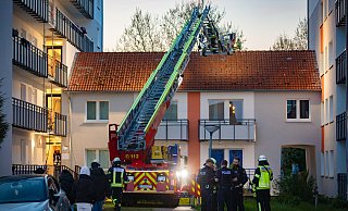 Über die Drehleiter behielten die Feuerwehrleute das Geschehen im Blick. - Mike-Dennis Müller Über die Drehleiter behielten die Feuerwehrleute das Geschehen im Blick. - Mike-Dennis Müller
