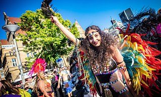 2023 lockte der Carnival der Kulturen 100.000 Menschen in die Bielefelder Innenstadt. Auch in diesem Jahr versprechen die Veranstalter ein buntes Programm. - Mike-Dennis Müller 2023 lockte der Carnival der Kulturen 100.000 Menschen in die Bielefelder Innenstadt. Auch in diesem Jahr versprechen die Veranstalter ein buntes Programm. - Mike-Dennis Müller