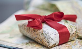 Auch eine wiederverwendbare oder recycelte Verpackung kann zu einem nachhaltigen Weihnachten beitragen - hier zum Beispiel aus einem alten Altas. Aber auch alte Zeitungen, Magazine oder Papier aus dem letzten Jahr eigenen sich gut. - dpa-tmn Auch eine wiederverwendbare oder recycelte Verpackung kann zu einem nachhaltigen Weihnachten beitragen - hier zum Beispiel aus einem alten Altas. Aber auch alte Zeitungen, Magazine oder Papier aus dem letzten Jahr eigenen sich gut. - dpa-tmn