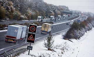 Autos und LKWs fahren am 8.11.2016 über die Autobahn A2. Schneefälle in der Nacht haben in Norddeutschland für großflächige Verkehrsbehinderungen gesorgt. Foto: Philipp von Ditfurth/dpa +++(c) dpa - Bildfunk+++ - dpa Autos und LKWs fahren am 8.11.2016 über die Autobahn A2. Schneefälle in der Nacht haben in Norddeutschland für großflächige Verkehrsbehinderungen gesorgt. Foto: Philipp von Ditfurth/dpa +++(c) dpa - Bildfunk+++ - dpa