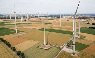 Wann wird es zu viel. Im Kreis Höxter fürchtet man durch eine Gesetzeslücke den unkontrollierten Ausbau der Windkraft und eine Verspargelung der Landschaft wie hier in Marsberg. - dpa Wann wird es zu viel. Im Kreis Höxter fürchtet man durch eine Gesetzeslücke den unkontrollierten Ausbau der Windkraft und eine Verspargelung der Landschaft wie hier in Marsberg. - dpa