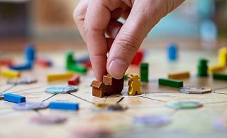 "Monopoly", "Uno" und "Die Siedler von Catan" hat fast jeder Zuhause. Doch: Jedes Jahr kommen neue Spiele auf dem Markt - ein Blick auf die Spieleneuheiten lohnt sich. - dpa "Monopoly", "Uno" und "Die Siedler von Catan" hat fast jeder Zuhause. Doch: Jedes Jahr kommen neue Spiele auf dem Markt - ein Blick auf die Spieleneuheiten lohnt sich. - dpa