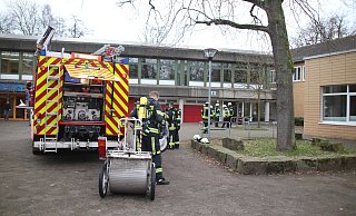 Einsatzkräfte der Feuerwehr bringen den Brand auf dem Gelände der Geschwister-Scholl-Realschule schnell unter Kontrolle. - Thorsten Heß Einsatzkräfte der Feuerwehr bringen den Brand auf dem Gelände der Geschwister-Scholl-Realschule schnell unter Kontrolle. - Thorsten Heß