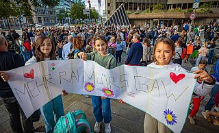 Alice, Mia und Lara forderten 2023 mehr Platz für das Gymnasium am Waldhof. Müssen sie bald wieder ein Protestplakat malen? - NW Alice, Mia und Lara forderten 2023 mehr Platz für das Gymnasium am Waldhof. Müssen sie bald wieder ein Protestplakat malen? - NW