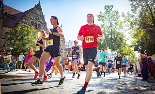 Am Rathaus führt kein Weg vorbei für die Sportlerinnen und Sportler beim Run & Roll City. Im letzten Jahr waren 4.000 von ihnen unterwegs rund um das Altstadt-Hufeisen und dem Kesselbrink, angefeuert von 20.000 Besucherinnen und Besuchern. - Mike-Dennis Müller Am Rathaus führt kein Weg vorbei für die Sportlerinnen und Sportler beim Run & Roll City. Im letzten Jahr waren 4.000 von ihnen unterwegs rund um das Altstadt-Hufeisen und dem Kesselbrink, angefeuert von 20.000 Besucherinnen und Besuchern. - Mike-Dennis Müller