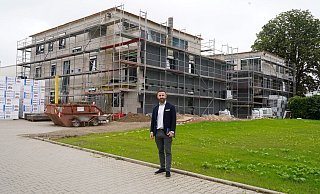Immobilienberater Mahir Karak steht vor dem Neubau an der Waltgeristraße. 16 Mietwohnungen werden hier erstellt. - Yvonne Gottschlich Immobilienberater Mahir Karak steht vor dem Neubau an der Waltgeristraße. 16 Mietwohnungen werden hier erstellt. - Yvonne Gottschlich