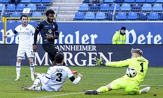 Kelvin Arase überwindet Arminia-Keeper Jonas Kersken und bringt den SV Waldhof Mannheim in Führung. - IMAGO/foto2press Kelvin Arase überwindet Arminia-Keeper Jonas Kersken und bringt den SV Waldhof Mannheim in Führung. - IMAGO/foto2press