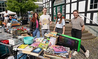 Sofia (v.l.), Max, Grace und Zara haben Bücher und Klamotten zum Flohmarkt in der Bünder Innenstadt mitgebracht. Dass auch per PayPal bezahlt werden kann macht Max auf seinem T-Shirt deutlich. - Yvonne Gottschlich Sofia (v.l.), Max, Grace und Zara haben Bücher und Klamotten zum Flohmarkt in der Bünder Innenstadt mitgebracht. Dass auch per PayPal bezahlt werden kann macht Max auf seinem T-Shirt deutlich. - Yvonne Gottschlich
