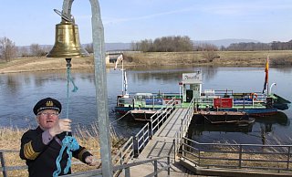 Im Juni 2022 ging Kapitän Peter Wartenberg endgültig von Bord der Amanda. Seitdem gibt es keinen Fährbetrieb mehr auf der Weser zwischen Rehme und Costedt. Wartenberg - hier auf einem älteren Archivfoto - verstarb im April 2023. - Ulf Hanke Im Juni 2022 ging Kapitän Peter Wartenberg endgültig von Bord der Amanda. Seitdem gibt es keinen Fährbetrieb mehr auf der Weser zwischen Rehme und Costedt. Wartenberg - hier auf einem älteren Archivfoto - verstarb im April 2023. - Ulf Hanke
