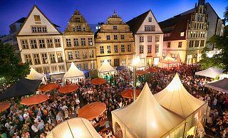 Reges Treiben auf dem Weinmarkt – die Bielefelder mögen besonders gerne Grau- und Weißburgunder. - Sarah Jonek (Archivfoto) Reges Treiben auf dem Weinmarkt – die Bielefelder mögen besonders gerne Grau- und Weißburgunder. - Sarah Jonek (Archivfoto)