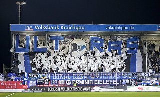 Die Fankurve von Arminia Bielefeld zeigte in Sandhausen eine Choreo. Rund 1.000 waren dabei. - IMAGO/foto2press Die Fankurve von Arminia Bielefeld zeigte in Sandhausen eine Choreo. Rund 1.000 waren dabei. - IMAGO/foto2press