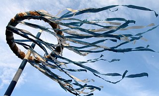 Der Maibaum wird traditionell zum Maianfang im Ortskern aufgestellt. Bis es so weit ist, wird zuvor an vielen Orten in den Mai getanzt. - Felix Eisele Der Maibaum wird traditionell zum Maianfang im Ortskern aufgestellt. Bis es so weit ist, wird zuvor an vielen Orten in den Mai getanzt. - Felix Eisele