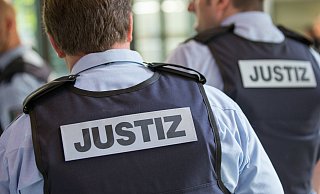 Justizbeamte sind vor einem Sitzungssaal im Landgericht Bielefeld zu sehen. Unter verstärkten Sicherheitsvorkehrungen beginnt am Freitag der Prozess im Fall Nimani- - dpa Justizbeamte sind vor einem Sitzungssaal im Landgericht Bielefeld zu sehen. Unter verstärkten Sicherheitsvorkehrungen beginnt am Freitag der Prozess im Fall Nimani- - dpa