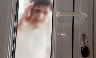 Die Polizeibeamten wussten, dass der Verdächtige in der Wohnung war. - Symbolfoto: dpa/Kai Remmers Die Polizeibeamten wussten, dass der Verdächtige in der Wohnung war. - Symbolfoto: dpa/Kai Remmers