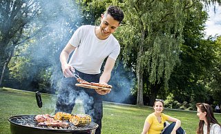 Grillen im Park ist nicht überall erlaubt. - dpa-tmn Grillen im Park ist nicht überall erlaubt. - dpa-tmn