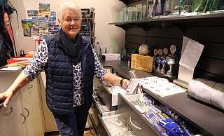 Rosemarie Richter in ihrem Reich im hinteren Bereich des Sportgeschäftes Mewes an der Warburger Hauptstraße. Dort gibt’s (fast) alles, was das Schützenherz fürs Outfit benötigt. - Simone Flörke Rosemarie Richter in ihrem Reich im hinteren Bereich des Sportgeschäftes Mewes an der Warburger Hauptstraße. Dort gibt’s (fast) alles, was das Schützenherz fürs Outfit benötigt. - Simone Flörke