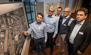 Björn Wehmeier (v.l.), Martin Altmann, Kilian Huneke, Hartwig Schultheiß und Sven Dodenhoff erklärten, was auf den Kasernen-Geländen zukünftig möglich wäre. - Oliver Krato Björn Wehmeier (v.l.), Martin Altmann, Kilian Huneke, Hartwig Schultheiß und Sven Dodenhoff erklärten, was auf den Kasernen-Geländen zukünftig möglich wäre. - Oliver Krato