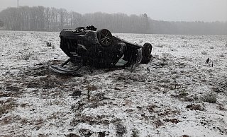 Das Auto landete auf dem Dach auf einem Acker neben der A 33. - Feuerwehr Paderborn Das Auto landete auf dem Dach auf einem Acker neben der A 33. - Feuerwehr Paderborn