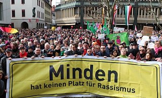 Der Kleine Domhof war mit mindestens 1.500 Menschen sehr gut gefüllt. Gemeinsam setzten sie ein starkes Zeichen gegen einen Rechtsruck in der Gesellschaft. - Henning Wandel Der Kleine Domhof war mit mindestens 1.500 Menschen sehr gut gefüllt. Gemeinsam setzten sie ein starkes Zeichen gegen einen Rechtsruck in der Gesellschaft. - Henning Wandel