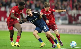 SCP-Akteur Luca Herrmann wird von den FCK-Spielern Ragnar Ache (l.) und Florian Kleinhansl in die Zange genommen. - picture alliance/dpa SCP-Akteur Luca Herrmann wird von den FCK-Spielern Ragnar Ache (l.) und Florian Kleinhansl in die Zange genommen. - picture alliance/dpa