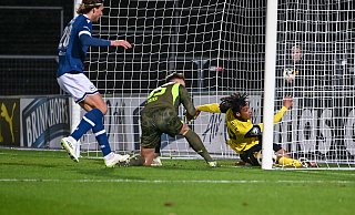 Da guckst du: BVB II-Keeper Marcel Lotka und Filippo Mané (r.) können dem Ball nur hinterherschauen. Arminias Roberts Uldrikis muss nicht mehr einschreiten. - Teresa Kroeger Da guckst du: BVB II-Keeper Marcel Lotka und Filippo Mané (r.) können dem Ball nur hinterherschauen. Arminias Roberts Uldrikis muss nicht mehr einschreiten. - Teresa Kroeger