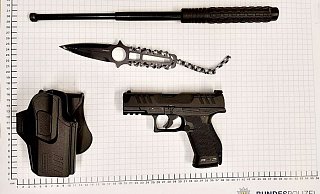 Diese Waffen trug der Tatverdächtige (40) bei sich, als die Beamten den Mann am Hauptbahnhof Bielefeld überprüften. - Polizei Diese Waffen trug der Tatverdächtige (40) bei sich, als die Beamten den Mann am Hauptbahnhof Bielefeld überprüften. - Polizei