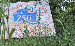 Wo man auch hinschaut, in der Emmerstadt weisen derzeit viele Eyecatcher auf das große Stadtjubiläum hin – auch in den Emmerauen: Amelie Waldhoff und Lennart Baier, 15 und 14 Jahre alt, haben dem Steinheimer Fest gleich ein ganzes Bild mit bunten Acrylfarben gewidmet. Fotos: Madita Schellenberg - Madita Schellenberg Wo man auch hinschaut, in der Emmerstadt weisen derzeit viele Eyecatcher auf das große Stadtjubiläum hin – auch in den Emmerauen: Amelie Waldhoff und Lennart Baier, 15 und 14 Jahre alt, haben dem Steinheimer Fest gleich ein ganzes Bild mit bunten Acrylfarben gewidmet. Fotos: Madita Schellenberg - Madita Schellenberg