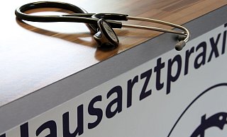 Für Hausärztinnen und Hausärzte sollen Obergrenzen bei der Vergütung (Budgets) aufgehoben werden - wie schon für Kinderärzte. - Stephan Jansen/dpa Für Hausärztinnen und Hausärzte sollen Obergrenzen bei der Vergütung (Budgets) aufgehoben werden - wie schon für Kinderärzte. - Stephan Jansen/dpa