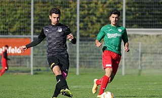Der Kapitän bleibt an Bord: Alessio Giorgio (l.) wird über den Sommer hinaus beim VfL Theesen bleiben. - Peter Unger Der Kapitän bleibt an Bord: Alessio Giorgio (l.) wird über den Sommer hinaus beim VfL Theesen bleiben. - Peter Unger