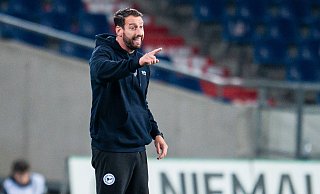 Arminia-Trainer Mitch Kniat durfte sich in Hannover über den zweiten Sieg in Serie freuen. - IMAGO/Noah Wedel Arminia-Trainer Mitch Kniat durfte sich in Hannover über den zweiten Sieg in Serie freuen. - IMAGO/Noah Wedel
