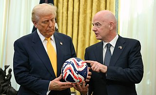 US-Präsident Donald Trump und FIFA-Präsident Gianni Infantino kommen gut miteinander klar. - Uncredited/Pool/AP/dpa US-Präsident Donald Trump und FIFA-Präsident Gianni Infantino kommen gut miteinander klar. - Uncredited/Pool/AP/dpa