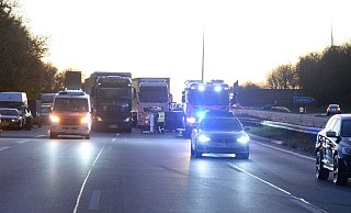 Drei Fahrspuren der Autobahn 2 mussten über Stunden gesperrt werden. Später kam es dann bei Gütersloh sogar zu einer Vollsperrung. - Andreas Eickhoff Drei Fahrspuren der Autobahn 2 mussten über Stunden gesperrt werden. Später kam es dann bei Gütersloh sogar zu einer Vollsperrung. - Andreas Eickhoff