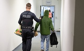 Vor allem die Grünen hatten sich bei den Verhandlungen über das sogenannte Rückführungsverbesserungsgesetz der Ampel-Koalition für den Anspruch auf einen Pflichtanwalt bei Abschiebehaft und Ausreisegewahrsam eingesetzt. (Archivfoto) - Boris Roessler/dpa Vor allem die Grünen hatten sich bei den Verhandlungen über das sogenannte Rückführungsverbesserungsgesetz der Ampel-Koalition für den Anspruch auf einen Pflichtanwalt bei Abschiebehaft und Ausreisegewahrsam eingesetzt. (Archivfoto) - Boris Roessler/dpa