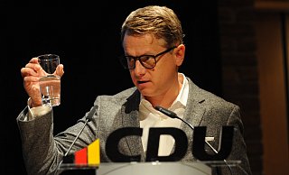 "Die Arbeit der schwarz-roten Bundesregierung: Sekt oder Selters": Unter dieses Motto hatte CDU-Generalsekretär Carsten Linnemann seine Rede beim Parteitag der CDU Minden-Lübbecke in Espelkamp gestellt. - Joern Spreen-Ledebur "Die Arbeit der schwarz-roten Bundesregierung: Sekt oder Selters": Unter dieses Motto hatte CDU-Generalsekretär Carsten Linnemann seine Rede beim Parteitag der CDU Minden-Lübbecke in Espelkamp gestellt. - Joern Spreen-Ledebur