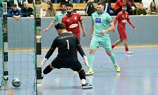 SCB-Keeper Arian Keller und Türk Sports Muhammet-Ali Özel verfolgen gespannt den Weg des Balls. - Peter Unger SCB-Keeper Arian Keller und Türk Sports Muhammet-Ali Özel verfolgen gespannt den Weg des Balls. - Peter Unger