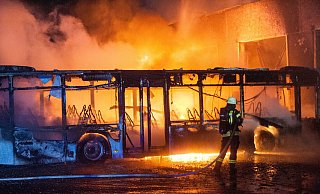 Mehr als 100 Feuerwehrleute bekämpften den Brand. Die Werkshalle ging in Flammen auf - inklusive acht Busse. - Christian Mathiesen Mehr als 100 Feuerwehrleute bekämpften den Brand. Die Werkshalle ging in Flammen auf - inklusive acht Busse. - Christian Mathiesen