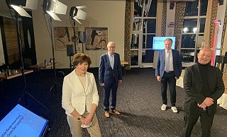 Vom Parkhotel aus stellten (v. l.) Initiatorin Sylvia Schubert, Moderator Manfred Müller, Bürgermeister Ulrich Lange und Berater Joachim Will die City-Outlet-Idee der Öffentlichkeit vor. - Jens Reddeker Vom Parkhotel aus stellten (v. l.) Initiatorin Sylvia Schubert, Moderator Manfred Müller, Bürgermeister Ulrich Lange und Berater Joachim Will die City-Outlet-Idee der Öffentlichkeit vor. - Jens Reddeker
