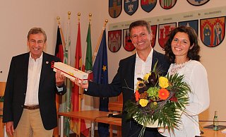 Gratulation vom Vorgänger: Friedhelm Spieker (v. l.) überreicht Geschenke an Michael Stickeln und Ehefrau Kristina. - Manuela Puls Gratulation vom Vorgänger: Friedhelm Spieker (v. l.) überreicht Geschenke an Michael Stickeln und Ehefrau Kristina. - Manuela Puls