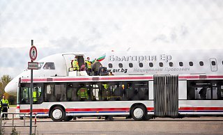 Abschiebeflug vom Flughafen Hamburg (Archivbild): Die FDP will die Verantwortung für die Rücküberstellung abgelehnter Asylbewerber komplett auf den Bund übertragen. - picture alliance/dpa Abschiebeflug vom Flughafen Hamburg (Archivbild): Die FDP will die Verantwortung für die Rücküberstellung abgelehnter Asylbewerber komplett auf den Bund übertragen. - picture alliance/dpa