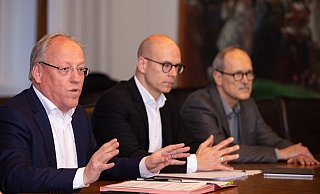 Das Triumvirat bei der Pressekonferenz: (v.l.) OB Pit Clausen, Sozialdezernent Ingo Nürnberger und Peter Schmid, Leiter des Gesundheitsamtes. - Mike-Dennis Müller Das Triumvirat bei der Pressekonferenz: (v.l.) OB Pit Clausen, Sozialdezernent Ingo Nürnberger und Peter Schmid, Leiter des Gesundheitsamtes. - Mike-Dennis Müller