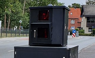Seit rund eineinhalb Jahren ist der Blitzer bereits im Dienste der Stadt Gütersloh. Wöchentlich wechselt das Gerät seinen Standort, wenn es nicht gerade auflädt oder sich von Attacken erholen muss. - Irja Most (Archiv) Seit rund eineinhalb Jahren ist der Blitzer bereits im Dienste der Stadt Gütersloh. Wöchentlich wechselt das Gerät seinen Standort, wenn es nicht gerade auflädt oder sich von Attacken erholen muss. - Irja Most (Archiv)