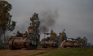 Ein Konvoi gepanzerter Mannschaftstransporter (APC) der israelischen Armee bewegt sich in der Nähe der Grenze zwischen Israel und dem Gazastreifen im Süden Israels. - Leo Correa/AP/dpa Ein Konvoi gepanzerter Mannschaftstransporter (APC) der israelischen Armee bewegt sich in der Nähe der Grenze zwischen Israel und dem Gazastreifen im Süden Israels. - Leo Correa/AP/dpa