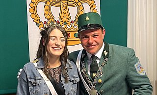 Julian Dissen und Laurena Freund sind das neue Königspaar der in Kleinenberger schützen. - Schützen Kleinenberg Julian Dissen und Laurena Freund sind das neue Königspaar der in Kleinenberger schützen. - Schützen Kleinenberg