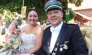 Im Mittelpunkt steht das Königspaar Julian und Kerstin Gensicki der Ottenhausener Hubertusschützen. - Burkhard Battran Im Mittelpunkt steht das Königspaar Julian und Kerstin Gensicki der Ottenhausener Hubertusschützen. - Burkhard Battran