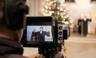 Online statt Präsenz: Superintendent Christian Bald während der Aufnahmen für einen Online-Gottesdienst in der Evangelischen Johanniskirche zu Bielefeld. - Kirchenkreis Bielefeld/Andreas Darkow Online statt Präsenz: Superintendent Christian Bald während der Aufnahmen für einen Online-Gottesdienst in der Evangelischen Johanniskirche zu Bielefeld. - Kirchenkreis Bielefeld/Andreas Darkow