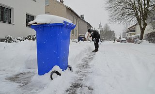 Die Mülltonnen können im gesamten Kreis Höxter wieder hereingeholt werden. Am Montag findet keine Abholung statt. - Nicole Niemann Die Mülltonnen können im gesamten Kreis Höxter wieder hereingeholt werden. Am Montag findet keine Abholung statt. - Nicole Niemann