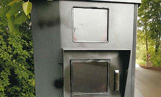 "Moneypenny" wurde mit schwarzer Farbe besprüht. Inzwischen wurde der mobile Blitzer der Stadt Gütersloh gereinigt und kommt schon wieder an anderer Stelle zum Einsatz. - Stadt Gütersloh "Moneypenny" wurde mit schwarzer Farbe besprüht. Inzwischen wurde der mobile Blitzer der Stadt Gütersloh gereinigt und kommt schon wieder an anderer Stelle zum Einsatz. - Stadt Gütersloh