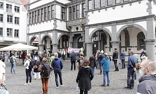 Bereits seit mehreren Wochen gehen Menschen in Paderborn auf die Straße, um gegen Corona-bedingte Einschränkungen und Verschwörungstheorien zu demonstrieren. - Viktoria Bartsch (Archiv) Bereits seit mehreren Wochen gehen Menschen in Paderborn auf die Straße, um gegen Corona-bedingte Einschränkungen und Verschwörungstheorien zu demonstrieren. - Viktoria Bartsch (Archiv)